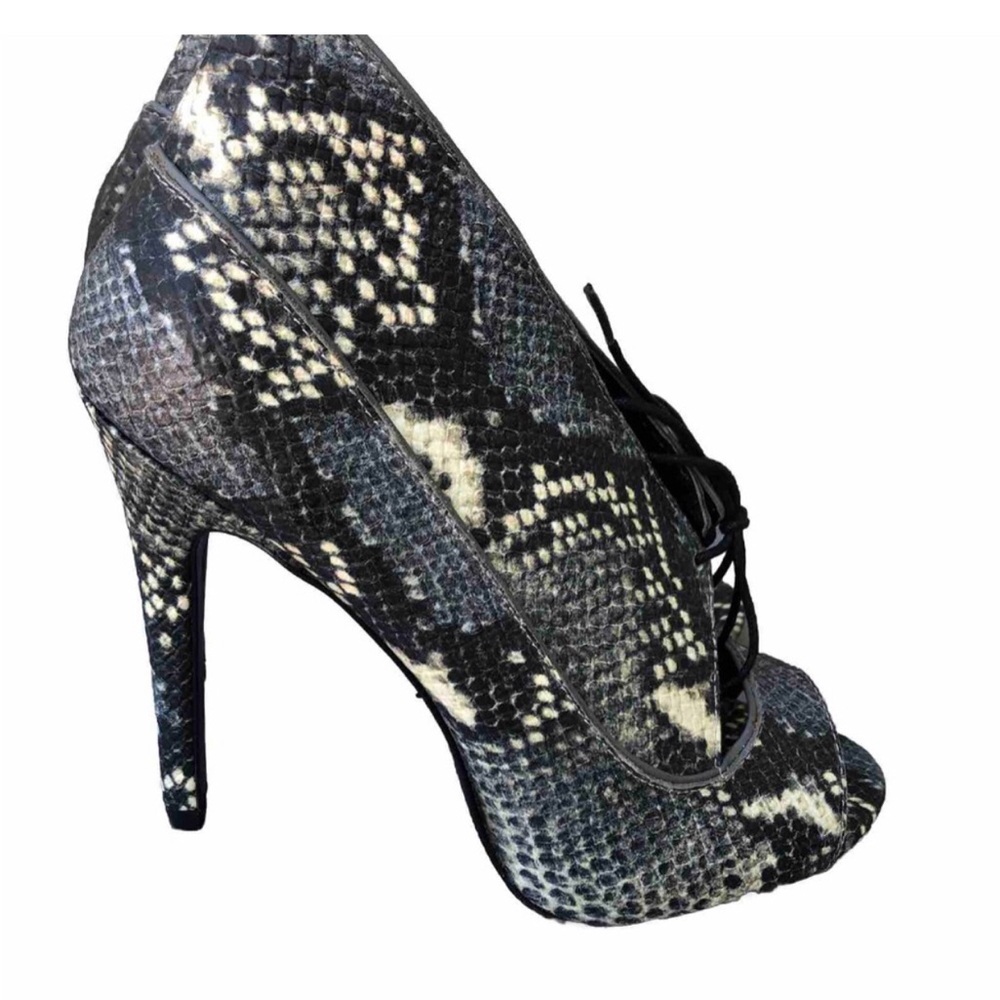 Pour La Victoire Snakeskin Peep Toe Heels. Size 7.